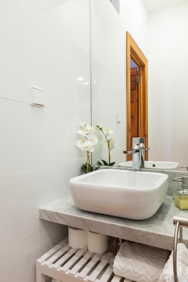 Alfama Terrace With Authentic Xviii Tiles And Historic Notes 3 Bedrooms & 2 Bathrooms Ac Apartamento Lisboa